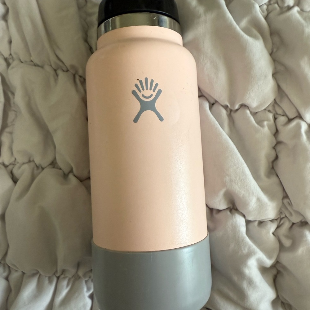 Hydro Flask Blush and Gray Bottle
